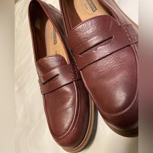 Women’s Clark’s soft cushion collection brown leather loafers! Like new!
